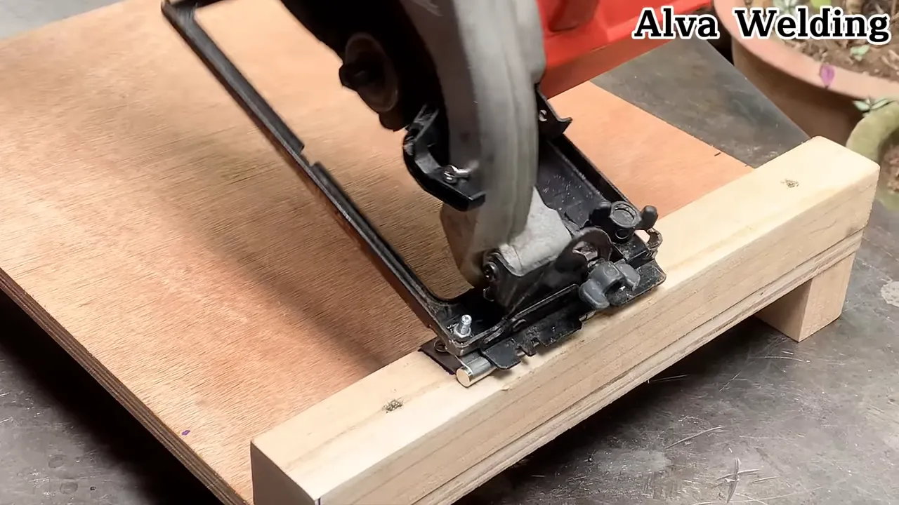 Close up of motor and mini blade ready for assembly